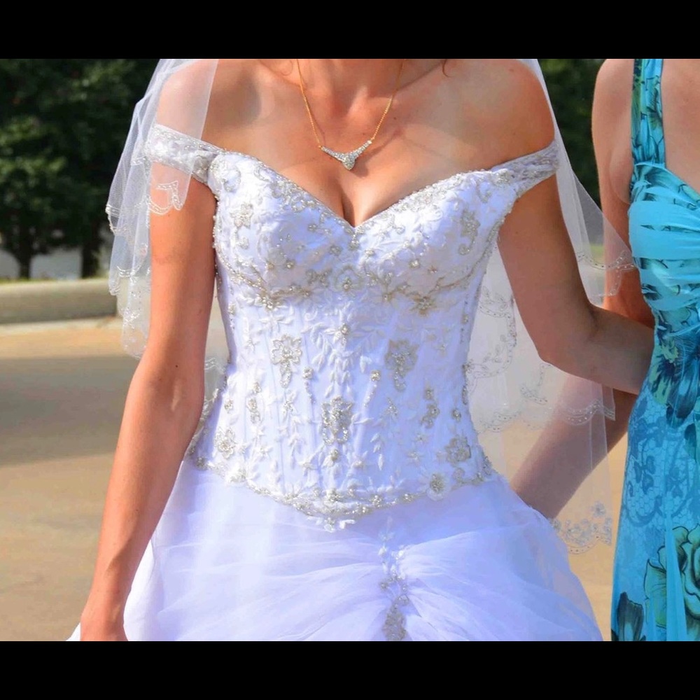 Beautiful wedding dress!